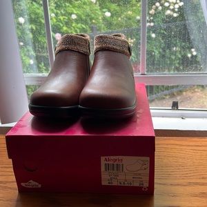 NIB Alegria Sitka ankle boots.